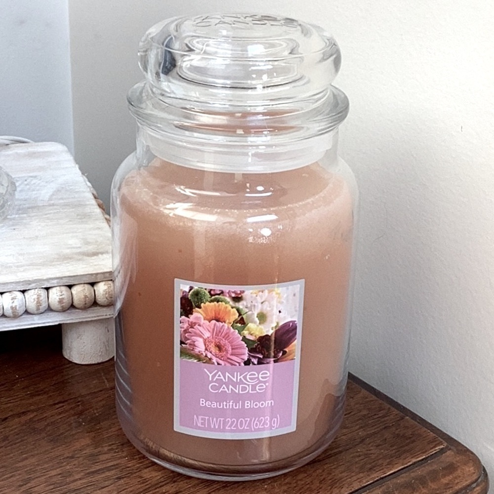 Yankee candle, beautiful bloom scented candle, never used, 22 ounce candle - Picture 2 of 8